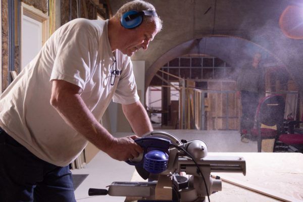 Vrijwillig aannemer Peter Kattevilder aan het werk